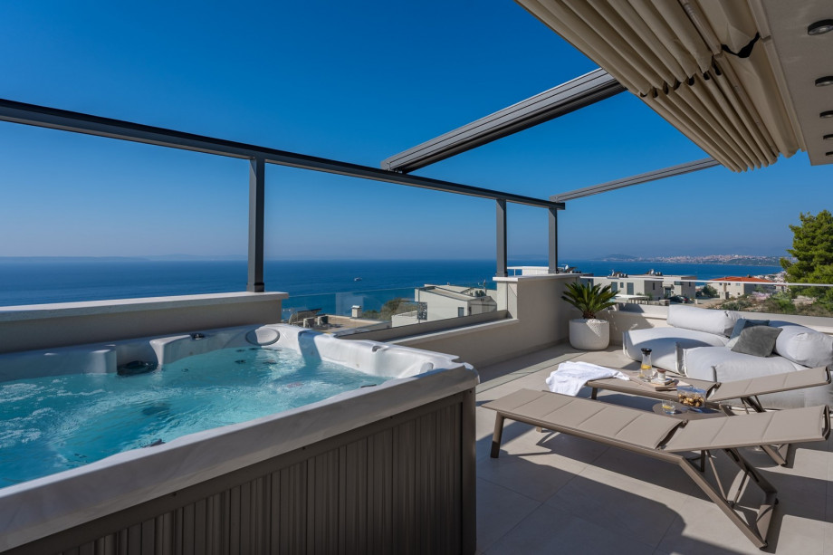 The Rooftop outdoors with Hot-Tub (Whirlpool)