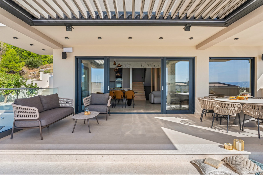 Stylish and comfortable covered lounge corner and dining table for 8 people