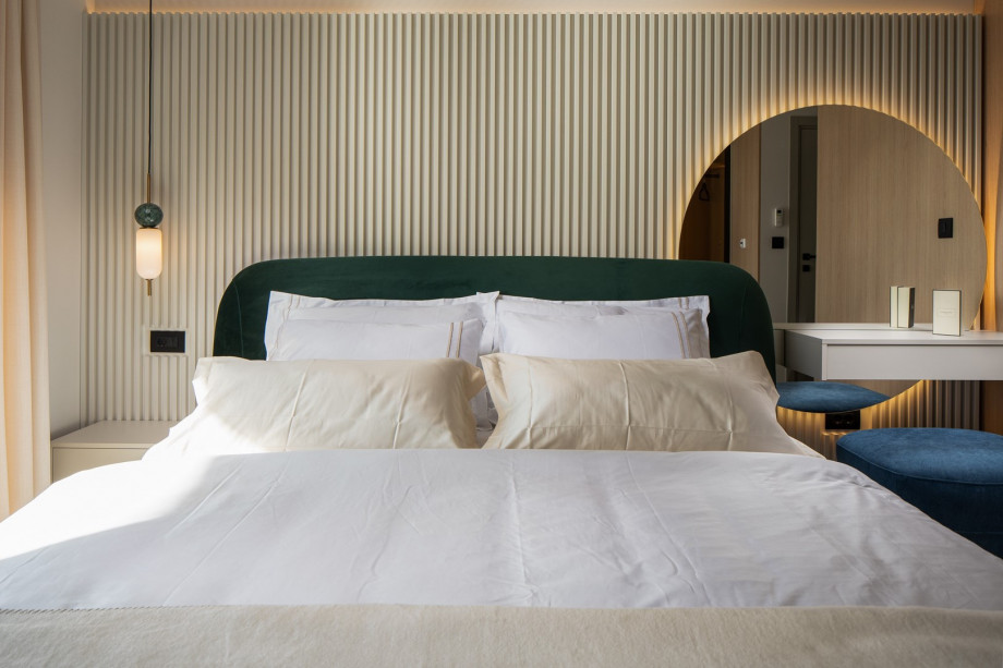 Bedroom No2 with A/C, en suite-bathroom, balcony with sea views