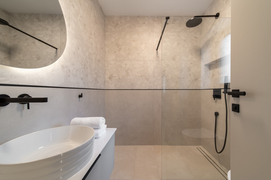 En-suite bathroom with a shower