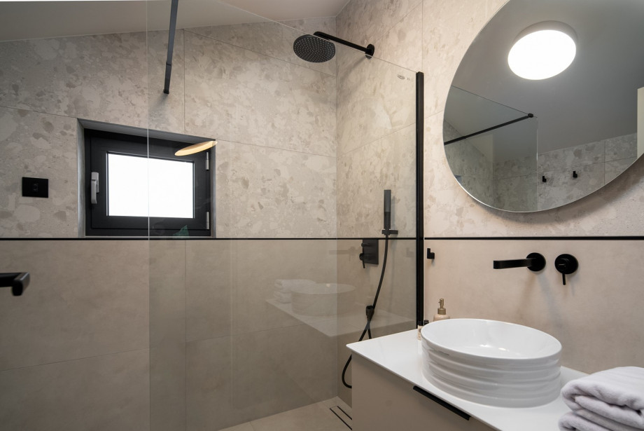 En-suite bathroom with a shower