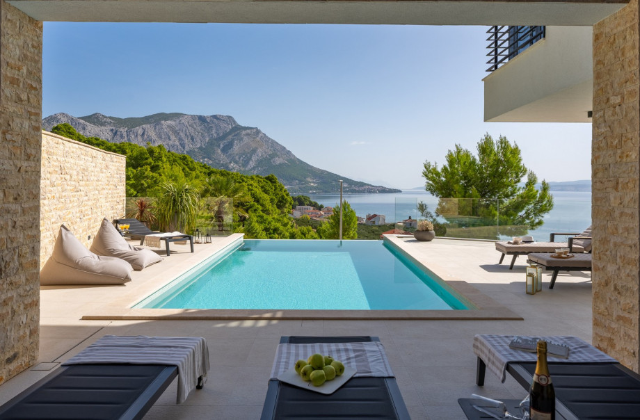 Die Deluxe Villa Nitia mit 4 Schlafzimmern ist eine sehr stilvolle und hochwertige Villa mit offenem Meer- und Bergblick