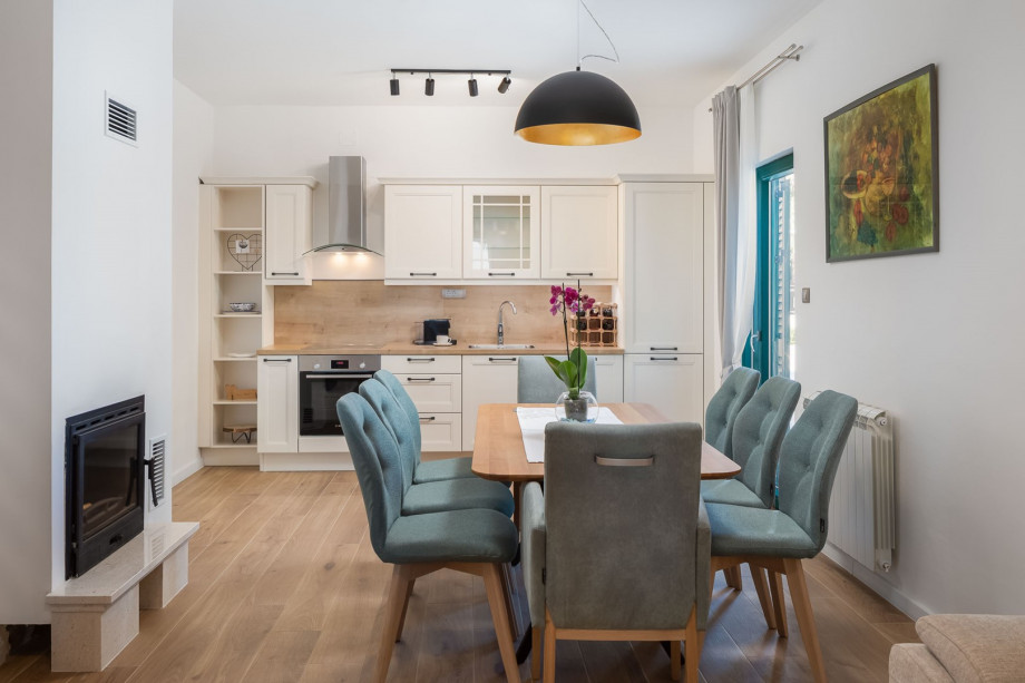 Living room with a fireplace, a sofa, a flat screen TV, air-conditioning, free WiFi, a Netflix