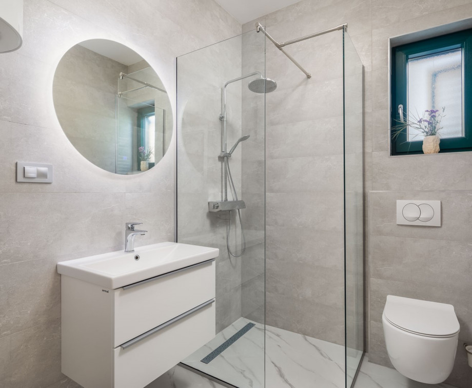 Family Bathroom NO2 with a shower and a washing machine