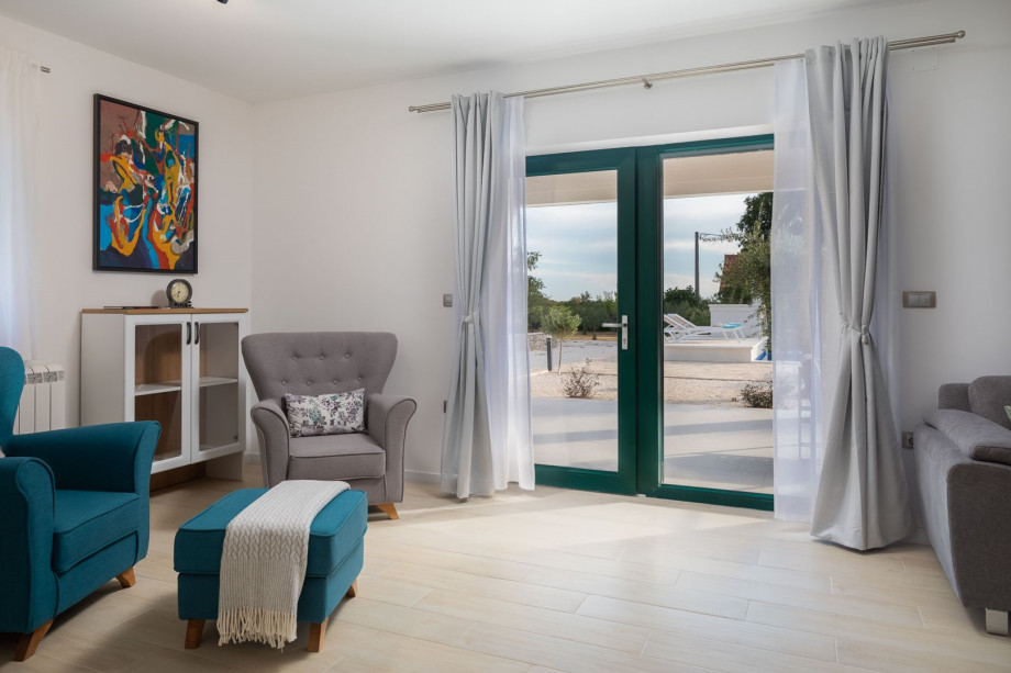 Living room with a fireplace, a sofa, a flat screen TV, air-conditioning, free WiFi, a Netflix