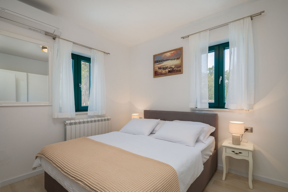 Bedroom NO4 with a queen size bed 160cm x 200cm, A/C