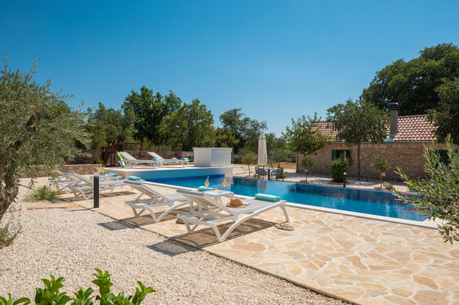 Spacious covered terrace with a barbecue (gas), an outdoor dining table for 8, and a lounge corner