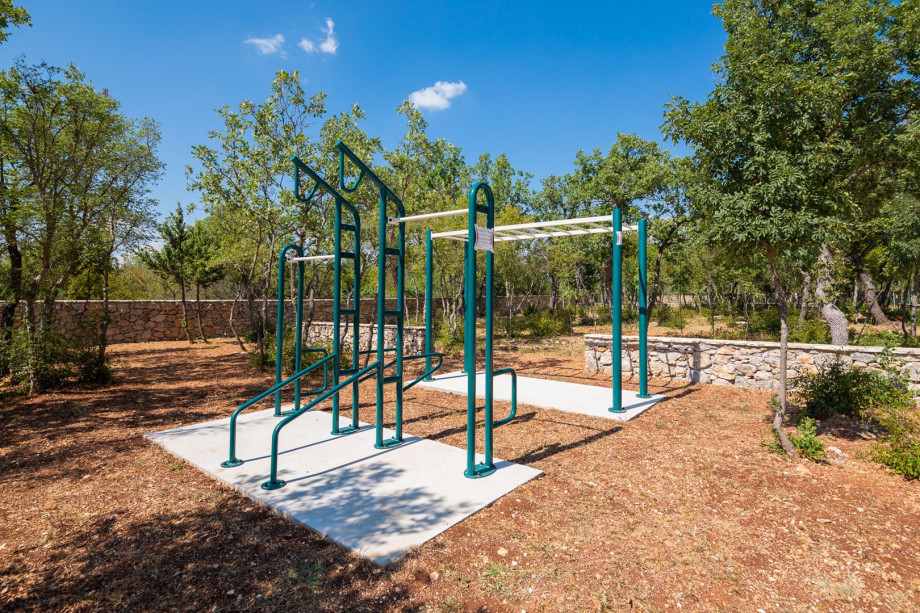 Outdoor exercise equipment