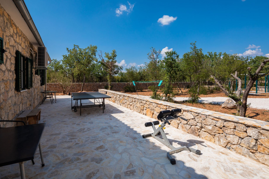 Outdoor area with table tennis and there are also 4 Mountain bikes for you to explore local neighborhood