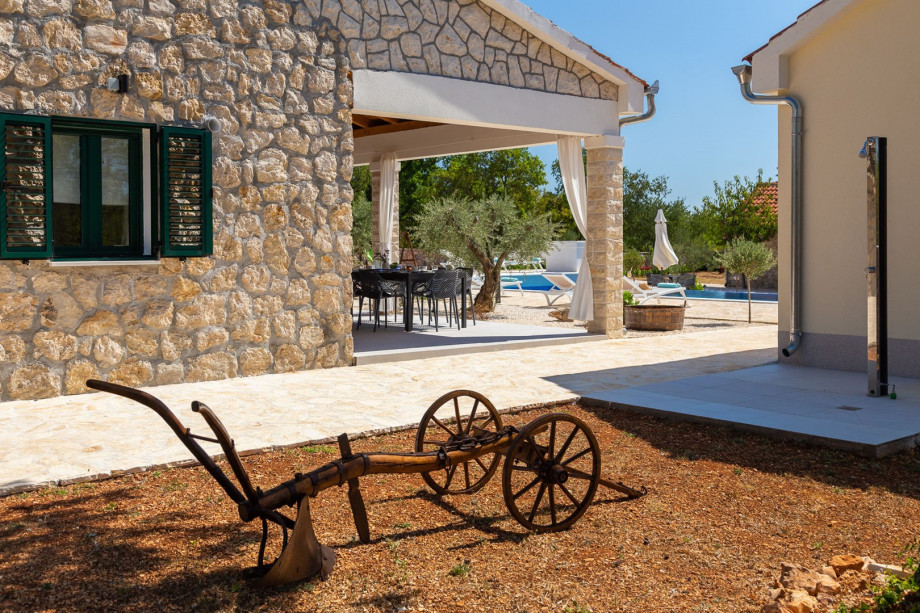 Organic garden and all so nicely arranged so you can walk along this property enjoying all offered