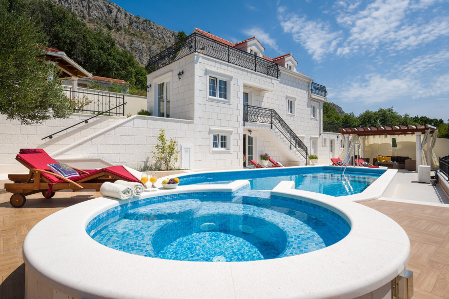Villa Maja with jacuzzi, heated pool , sauna