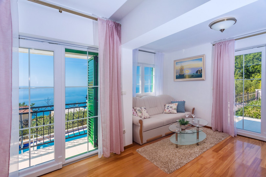 A glass walls offers you an amazing sea view!