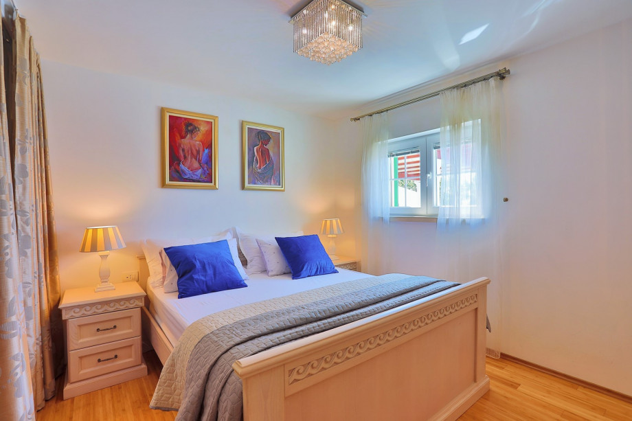 Bedroom No1. with double bed, TV, and en-suite bathroom with bathtub (pool level)