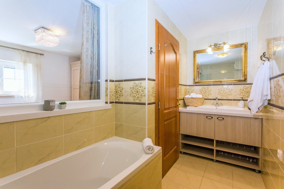 En-suite bathroom with bathtub in bedroom no.1 (pool level)