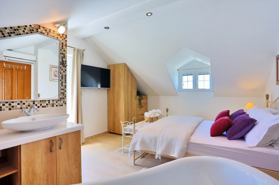 Bedroom No.3 with double bed, self-standing tub, toilet ensuite, terrace (east)