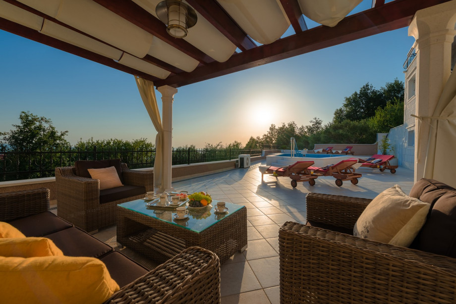Breathtaking sunsets and comfy lounge area