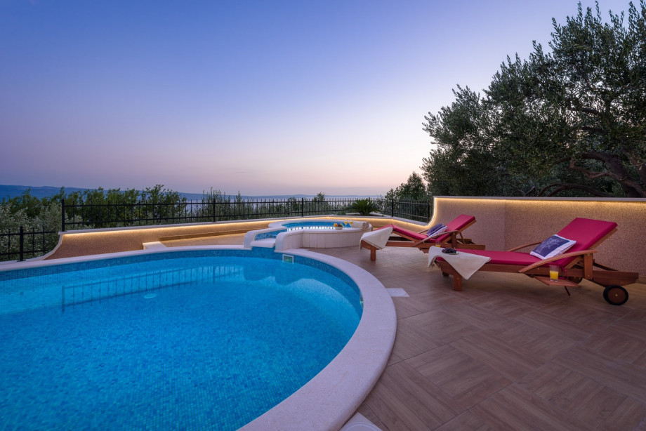 Heated pool 32m2 with attached Jacuzzi