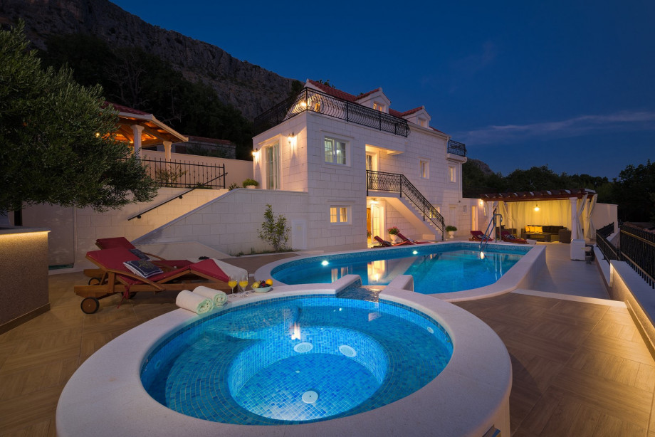 Luxury villa with jacuzzi, heated pool, fitness room, sauna, sea views