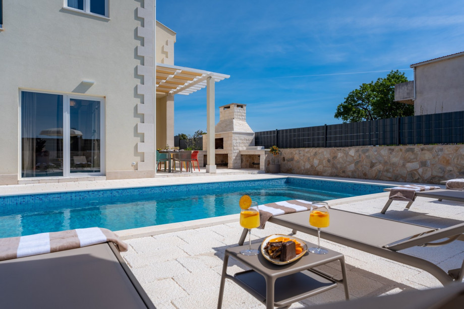 Villa Ora is a newly built property located on a private plot of 800 m2