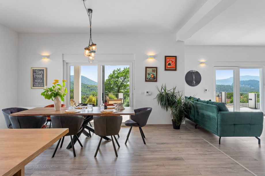 Kitchen island, direct approach toward the pool area.