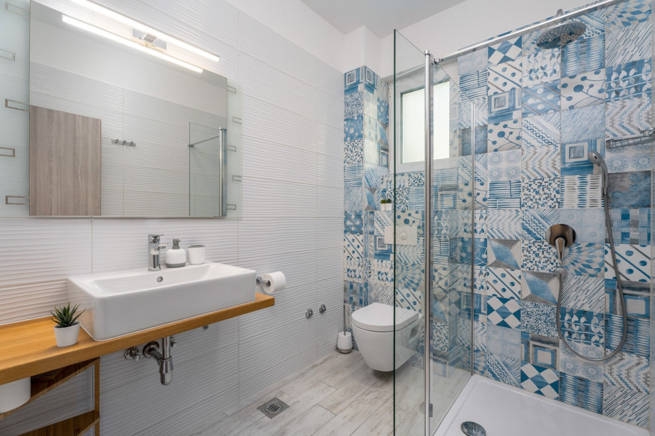 En suite bathroom with the shower