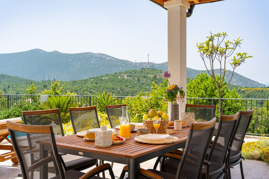 Outdoor dining table, with magnificent views of the landscape.
