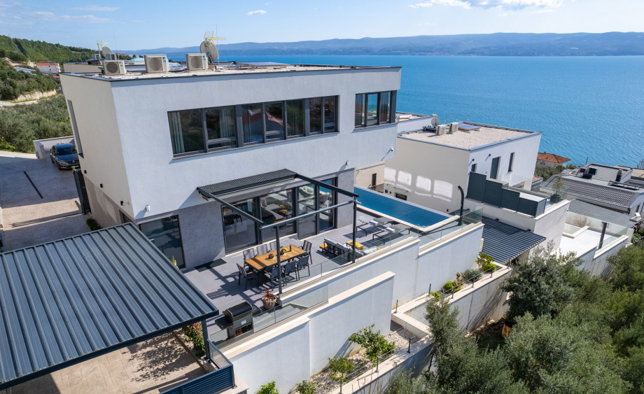 Villa Grey is a newly built and modern property with views of the sea and mountains