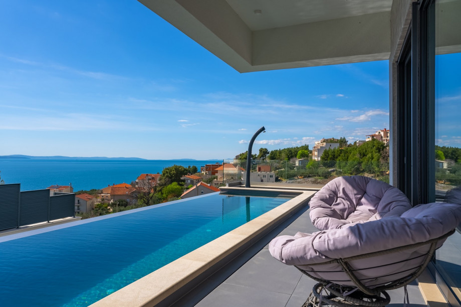 The outdoor offers a private and heated Swimming pool 11m x 3m