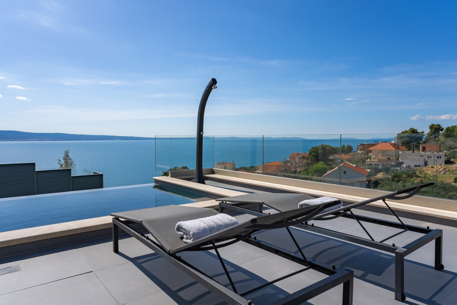 Infinity pool with spectacular panoramic views