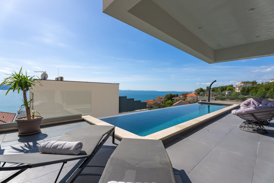 A private 33 sqm infinity swimming pool with automated salt electrolysis system