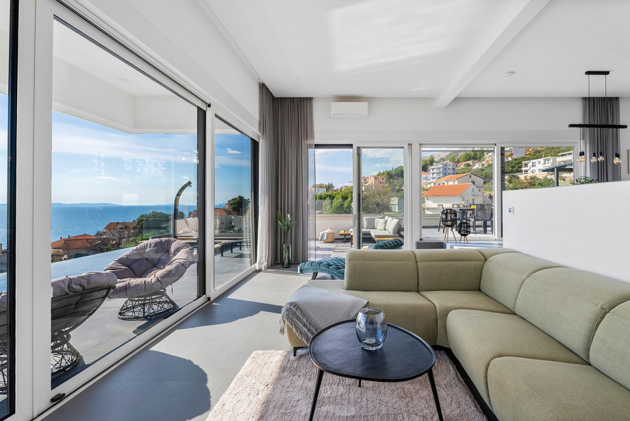 Very comfortable living room with a panoramic view of the sea