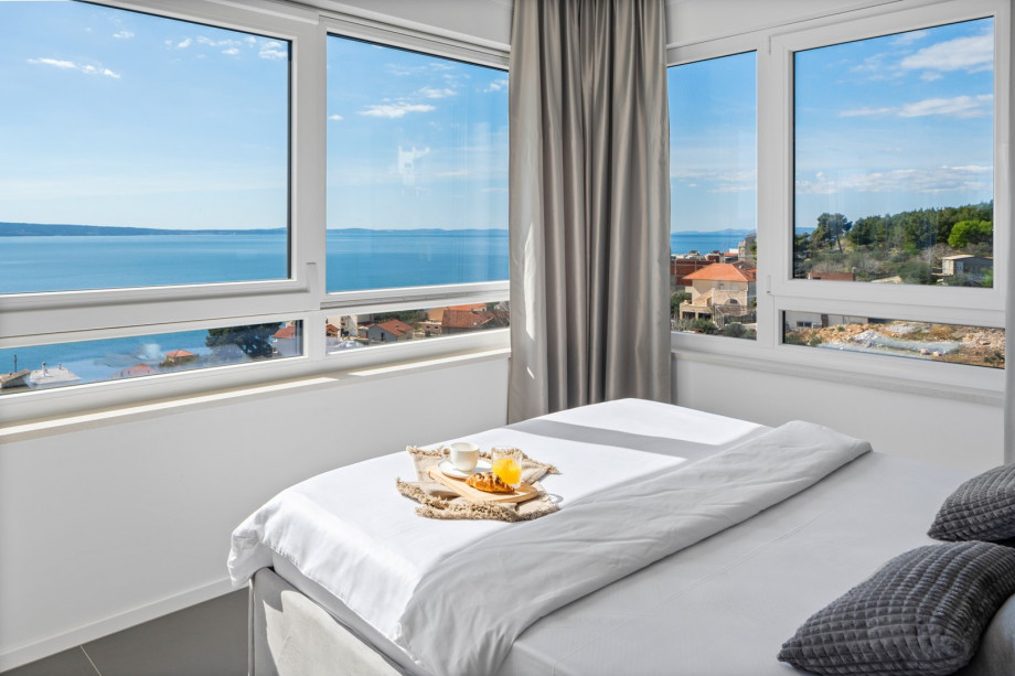 Bedroom NO4 with a king-size bed 180cm ×200cm, A/C, TV, en-suite bathroom with a shower