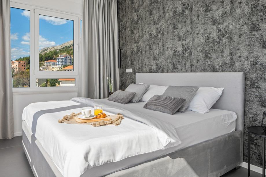 En-suite bedroom NO4 with a king-size bed