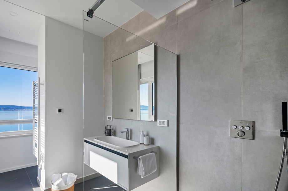 En-suite bathroom (5,8sqm) with a shower and a toilet