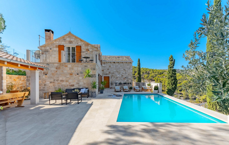 Stone property in traditional Dalmatian style offering all a modern guest needs for a perfect and relaxing vacation.