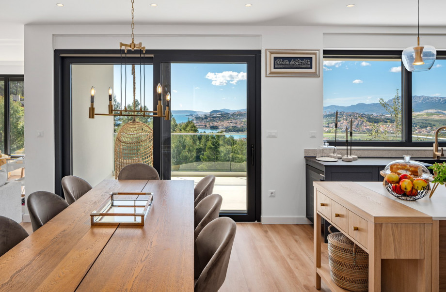 Fully equipped kitchen with dining table and direct exit to the terrace