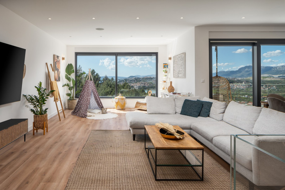 The property with chic decoration and high-quality furniture