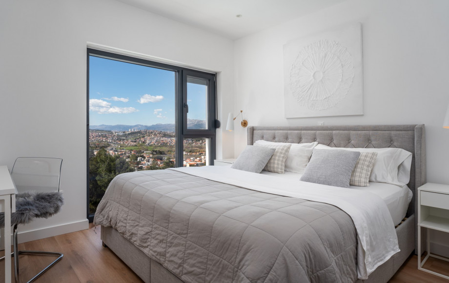 Bedroom NO3 with superking-size bed 200cm x 200cm, amazing city view