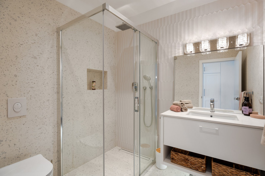 En-suite bathroom with shower, towels are provided