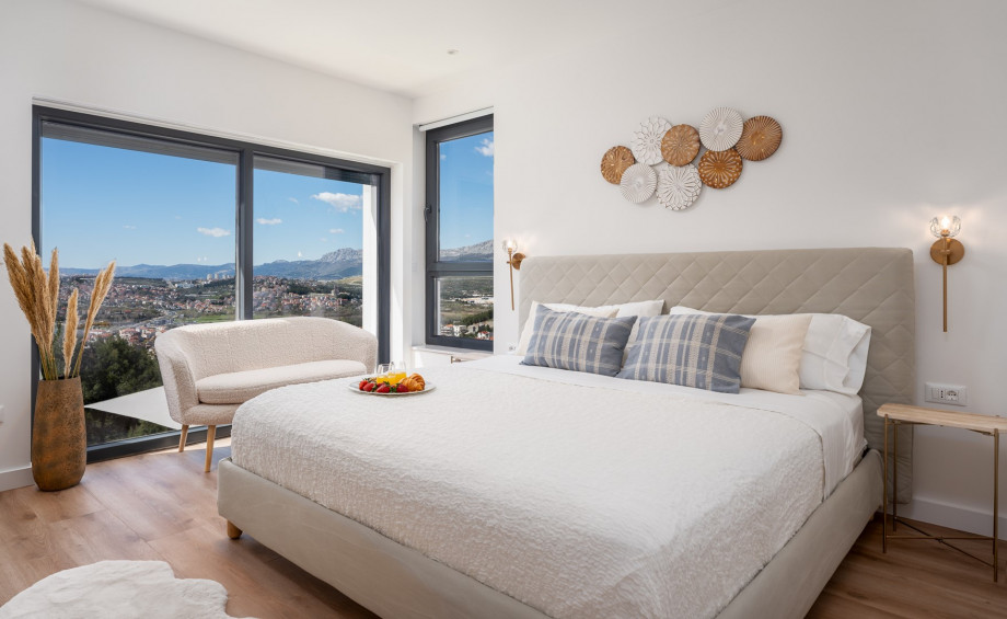 Master Bedroom NO2 with a TV, Air-conditioning, en-suite bathroom