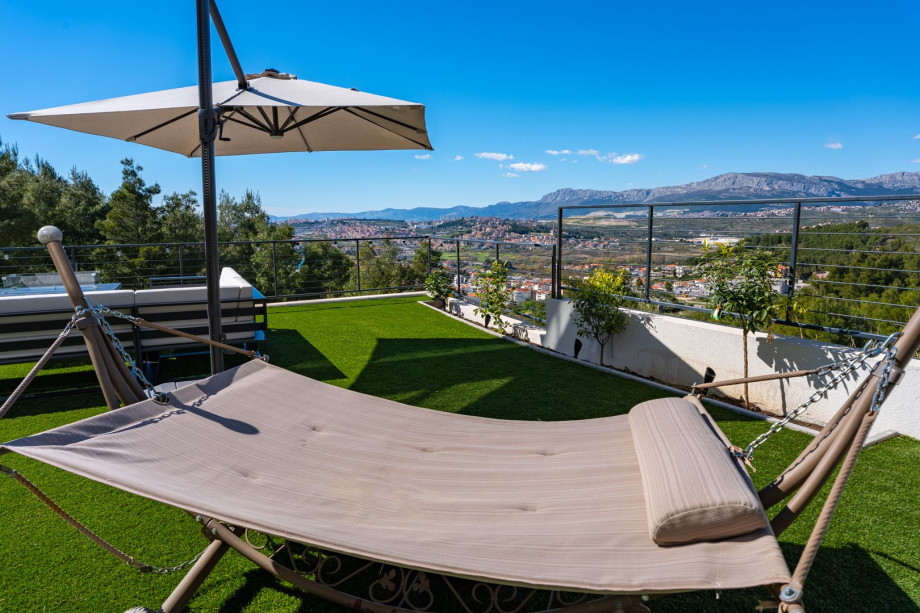 A hammock for two people with beautiful city view