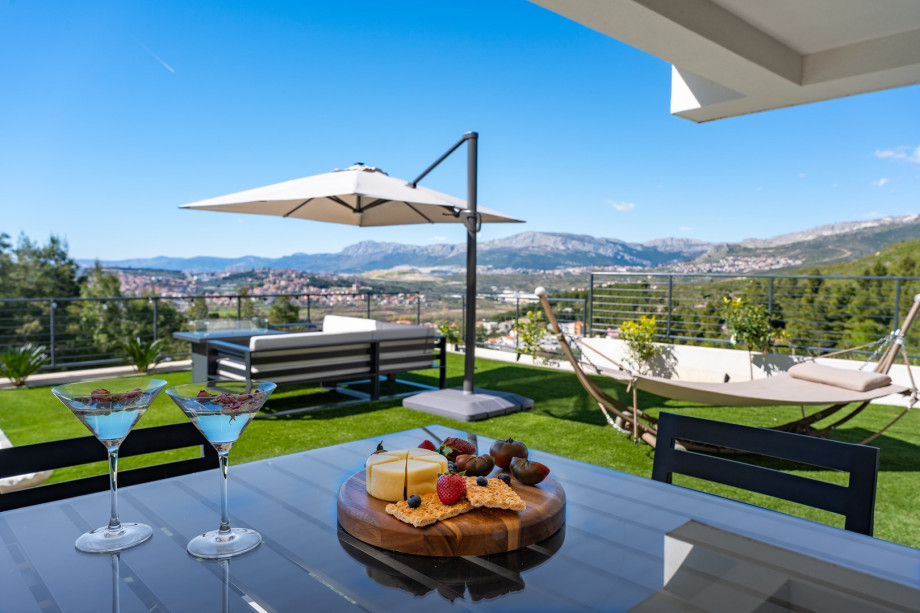 Spacious sundeck area with artificial grassplot and some extra toys for your youngest