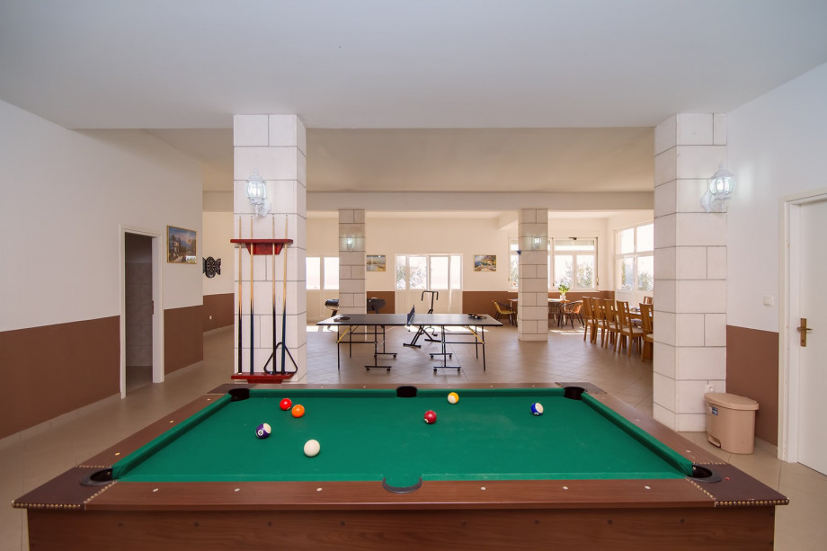 Spielzimmer im Erdgeschoss mit Tischfußball, Tischtennis, Billard und Darts