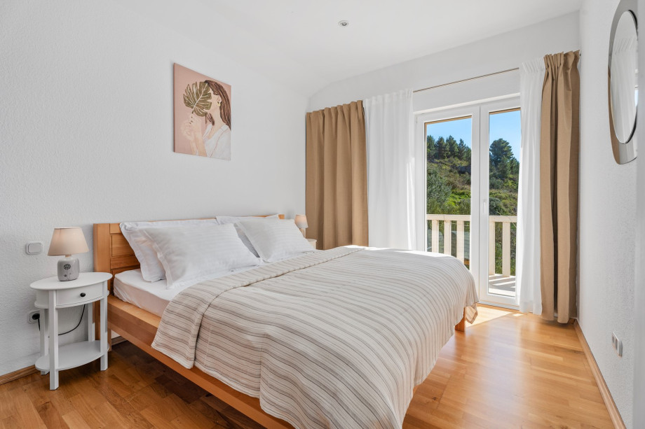 Bedroom No.6 with king-size bed and exit to the balcony, sea view, 3rd floor