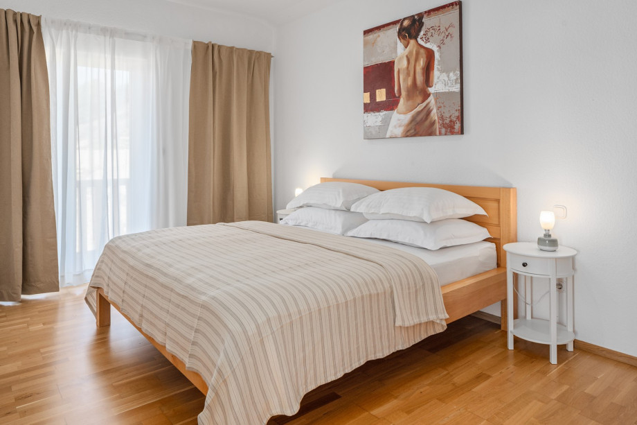 Bedroom No.5 with king-size bed and exit to the balcony, sea view, 3rd floor