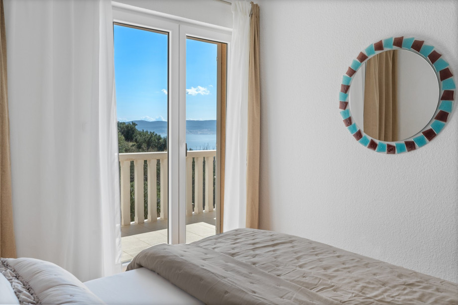 Bedroom No.4 with king-size bed and exit to the balcony, sea view, 2nd floor