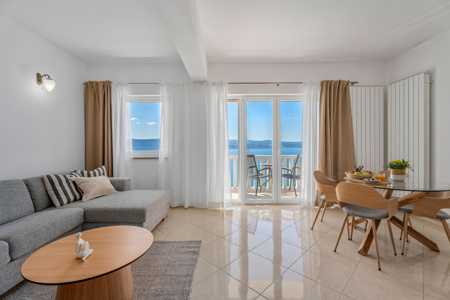 Beautiful dining and living area with sofa bed, direct exit to the balcony with sea view