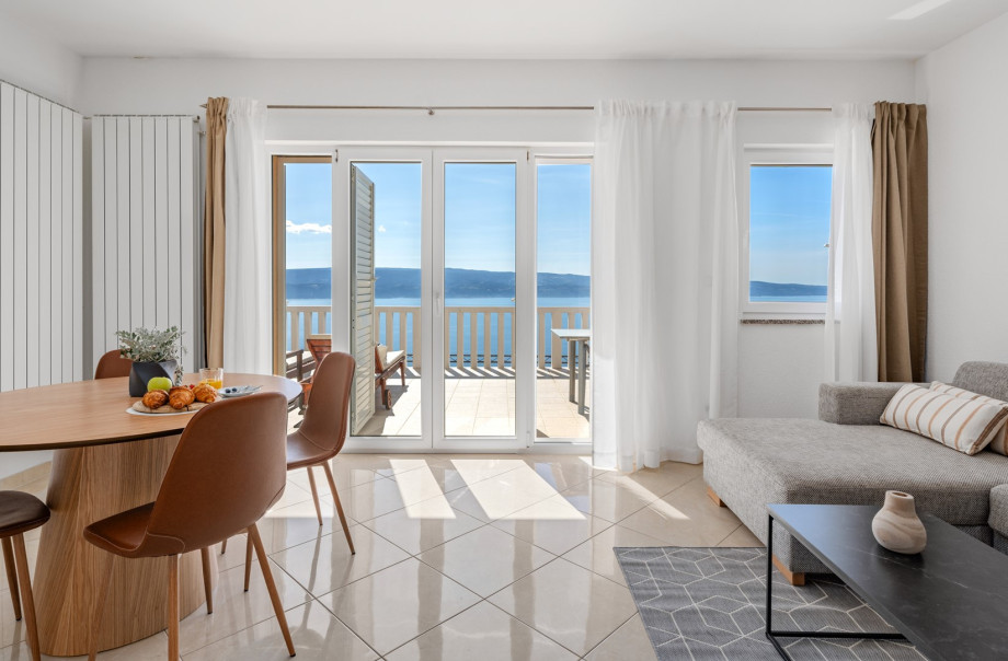 Dining and living area with sofa bed, direct exit to the balcony with open sea view