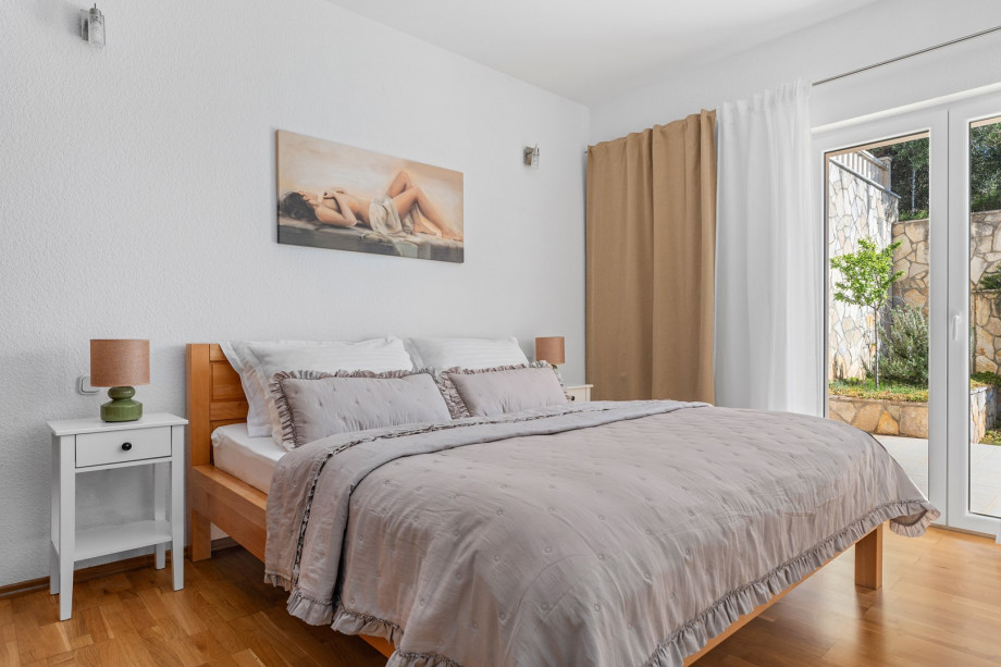 Bedroom No.1 with king-size bed and exit to the balcony, sea view, 1st floor