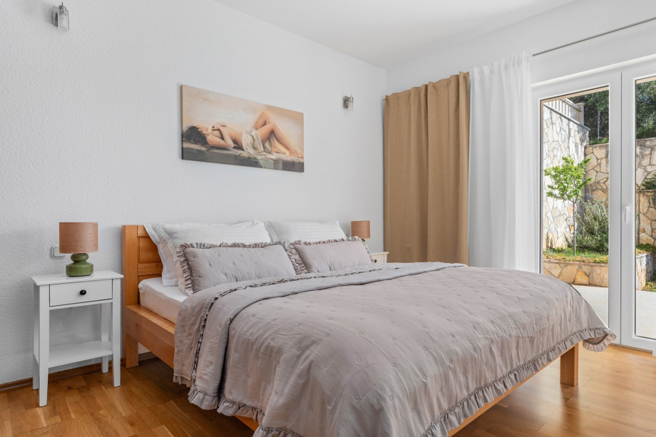 Bedroom No.1 with king-size bed and exit to the balcony, sea view, 1st floor